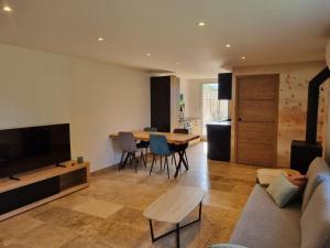 Μια τηλεόραση ή/και κέντρο ψυχαγωγίας στο Maison 2 chambres avec extérieur et jacuzzi