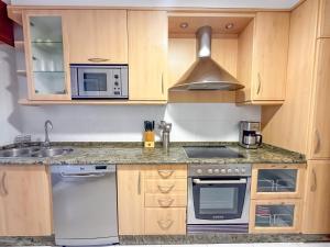 Kuchnia lub aneks kuchenny w obiekcie Apartamento completo, amplio, muy iluminado y con plaza de garaje incluida.