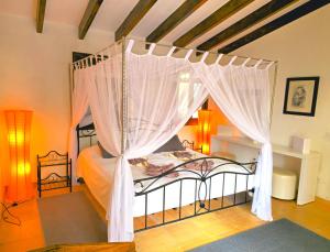 En eller flere senge i et værelse på Finca Bona Sort + 55 billeder