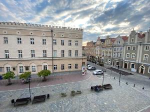 grupa budynków w mieście z ławkami w obiekcie Red Bike Apart's w mieście Opole