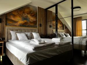 sypialnia z dwoma łóżkami i obrazem na ścianie w obiekcie Apartamenty A&M Premium w mieście Stargard