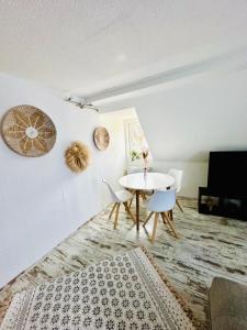 a living room with a table and chairs at Ferienwohnungen Dörte & Stella Hof Saale in Hof