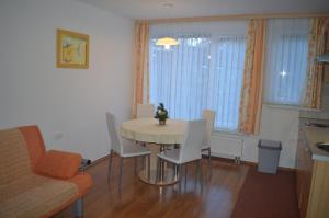 ein Esszimmer mit einem Tisch und Stühlen in einem Zimmer in der Unterkunft Apartment Jakelj in Kranjska Gora
