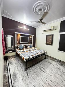 a bedroom with a large bed in a room at Rose Merry Guesthouse in Bikaner