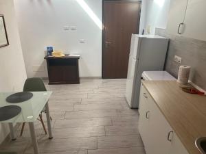 Kuchyňa alebo kuchynka v ubytovaní Deni's Apartments