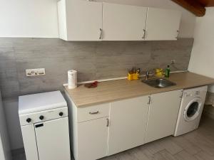 Kuchyňa alebo kuchynka v ubytovaní Deni's Apartments