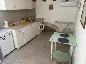 Kuchyňa alebo kuchynka v ubytovaní Deni's Apartments