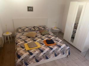 Posteľ alebo postele v izbe v ubytovaní Deni's Apartments