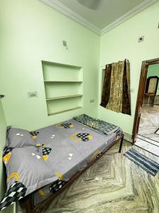 a bedroom with a bed and a mirror at Rose Merry Guesthouse in Bikaner +30 photos