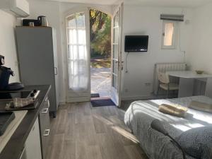 Kuchyň nebo kuchyňský kout v ubytování Studio indépendant en RDC de villa, parking