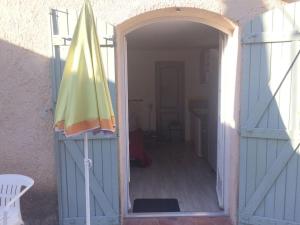 Fotografie z fotogalerie ubytování Studio indépendant en RDC de villa, parking v destinaci Pertuis