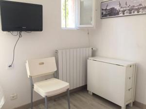 TV a/nebo společenská místnost v ubytování Studio indépendant en RDC de villa, parking