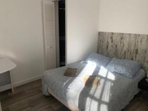 Postel nebo postele na pokoji v ubytování Studio indépendant en RDC de villa, parking