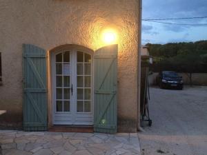 Fotografie z fotogalerie ubytování Studio indépendant en RDC de villa, parking v destinaci Pertuis