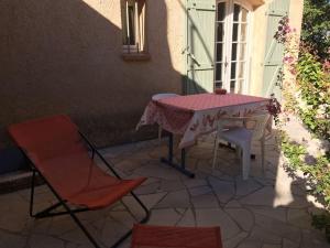 Patio nebo venkovní prostory v ubytování Studio indépendant en RDC de villa, parking