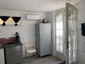 Kuchyň nebo kuchyňský kout v ubytování Studio indépendant en RDC de villa, parking