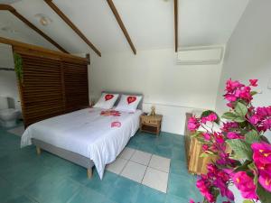 Postel nebo postele na pokoji v ubytování Bungalow "Doussin' Kreyol", au calme à 150m de la plage