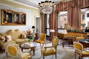Зона вітальні в The Gritti Palace, a Luxury Collection Hotel, Venice