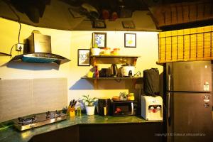 Cucina o angolo cottura di The Hideout Villa Pokhara