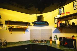 Cucina o angolo cottura di The Hideout Villa Pokhara