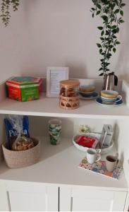 une étagère avec de la nourriture et d'autres articles dessus dans l'établissement La Casetta di Francy, à Martina Franca