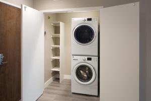 un lavadero con lavadora y secadora en Hollywood Walk of Fame I Pool View I Fitness Center I Free Parking!, en Los Ángeles 9 fotos más