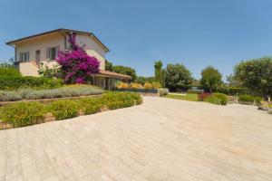 A garden outside La Guardiola - Capo Perla
