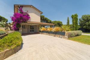 A garden outside La Guardiola - Capo Perla