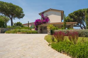 A garden outside La Guardiola - Capo Perla