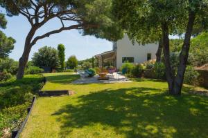 A garden outside La Guardiola - Capo Perla