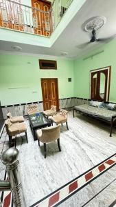 Rose Merry Guesthouse的休息区