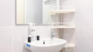 Imagen de la galería de Simply Look and Homey Studio Tokyo Riverside PIK 2 Apartment By Travelio, en Rawalembang