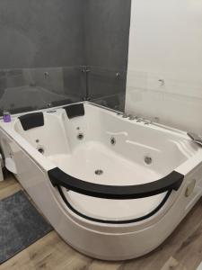 una vasca da bagno con una faccina sorridente dipinta sopra di Royal Naples a Napoli