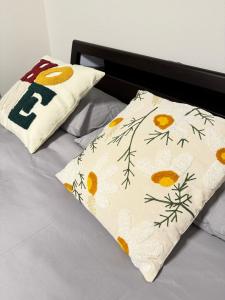 un letto con due cuscini sopra di MA house 701 ad Osaka