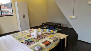 Postel nebo postele na pokoji v ubytování Jade Guesthouse Jonker Melaka