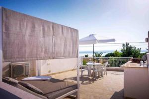Balkoni atau teres di NEW! Romantic house at red lake in Torrevieja!