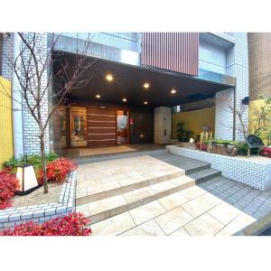 un edificio con un passaggio pedonale di fronte di MA house 701 ad Osaka