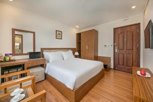 Postel nebo postele na pokoji v ubytování De Lamour Hotel Da Nang