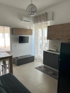 una cocina con fregadero y encimera en Appartamento Martina, en Nettuno