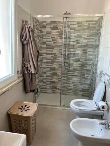 Un baño con ducha, inodoro y lavabo. en Appartamento Martina, en Nettuno