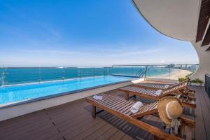 Bazén v ubytování De Lamour Hotel Da Nang nebo v jeho okolí