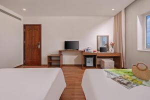 TV a/nebo společenská místnost v ubytování De Lamour Hotel Da Nang