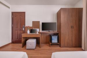 TV a/nebo společenská místnost v ubytování De Lamour Hotel Da Nang