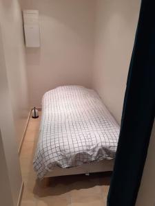 a small bed in a corner of a room at Appartement Agen centre in Agen
