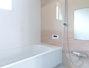 ein Badezimmer mit einer Dusche und einer weißen Badewanne in der Unterkunft K Cottage in Fujikawaguchiko + 37 Fotos