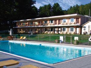 uma grande piscina em frente a um edifício em Half Moon Motel & Cottages em Weirs Beach