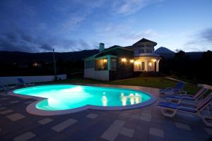 圣罗克杜皮库Pico Dreams的夜晚房子前的游泳池