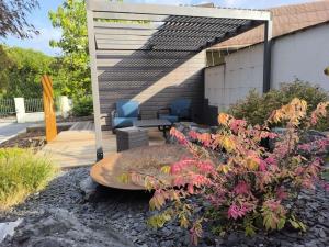 a garden with a wooden surfboard in a yard at Entre Vignes et Forêt in Tauxières-Mutry