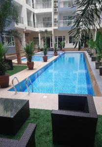 a swimming pool in front of a building at La grande Hotel & Residence in Angeles