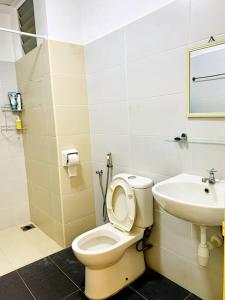 ein Badezimmer mit Toilette und Waschbecken in der Unterkunft Inns Homestay 小温馨 Akademik Suite in Johor Bahru + 13 Fotos